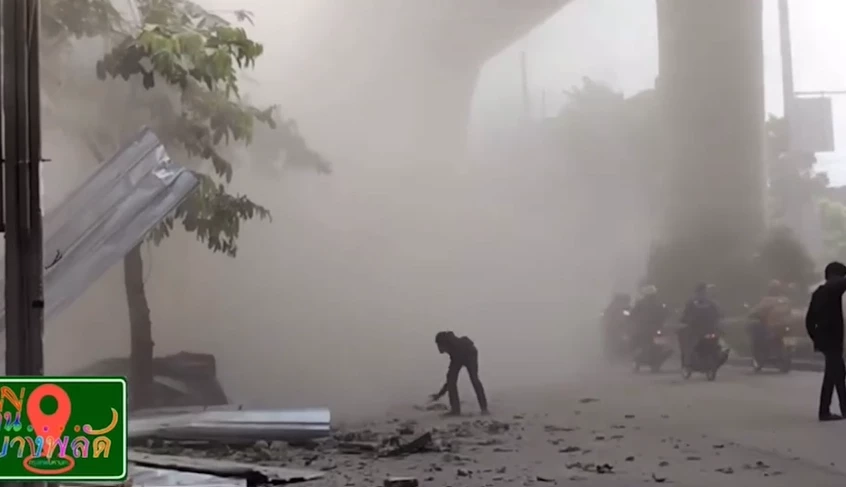 ระทึก! อาคารพาณิชย์ทรุดตัวลงบนถนนจรัญฯ ขณะกำลังรื้อถอน โชคดีไร้เจ็บ