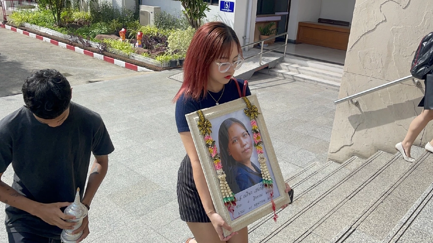 ใบปอ ทะลุวัง ถือรูปบุ้ง ขึ้นศาลโพลขบวนเสด็จ