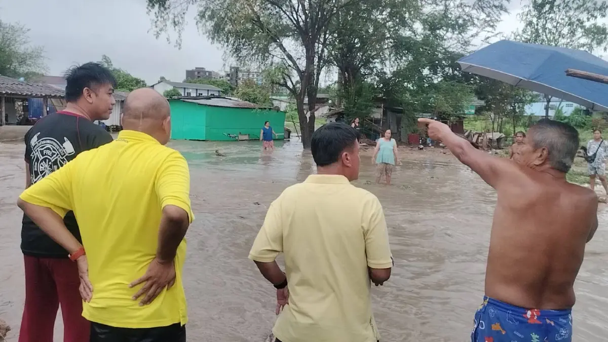 ฝนถล่มศรีราชา น้ำท่วมรอการระบายหลายจุด เจ้าหน้าที่รุดช่วยเหลือ