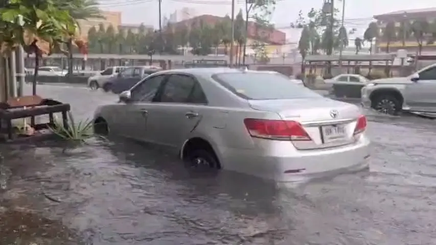 ฝนถล่มนนทบุรี 2 ชั่วโมง น้ำท่วมหลายจุด การจราจรติดขัด เจ้าหน้าที่เร่งระบายน้ำออก