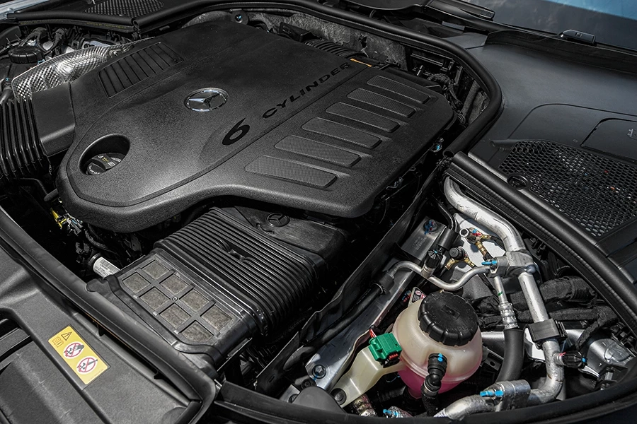 ช๊อกแทน "น้องออนิว" เสยท้ายเบนซ์ "S580e Maybach" สีทูโทน มูลค่า 11.2 ล้าน