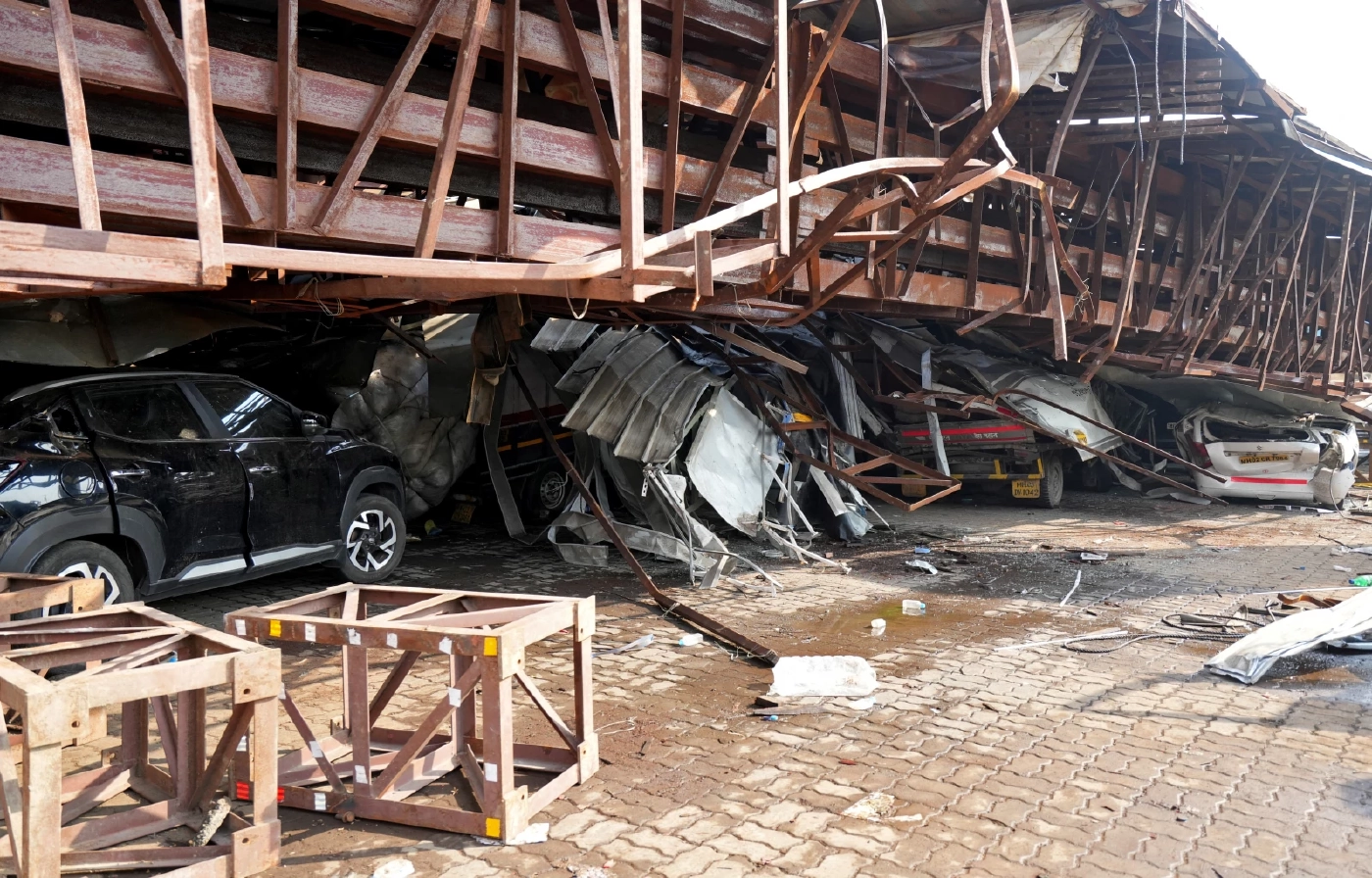 พายุพัดป้ายโฆษณาพังถล่มในอินเดีย ดับ 14 เจ็บ 74