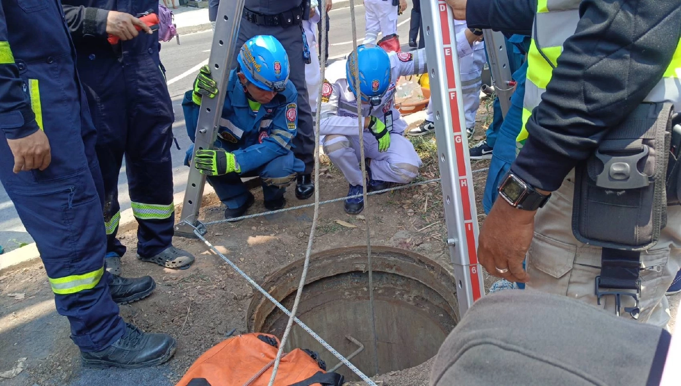 ไร้ปาฏิหาริย์! ชายพลัดตกท่อร้อยสายไฟ เกาะกลางถนนลาดพร้าว เสียชีวิตแล้ว