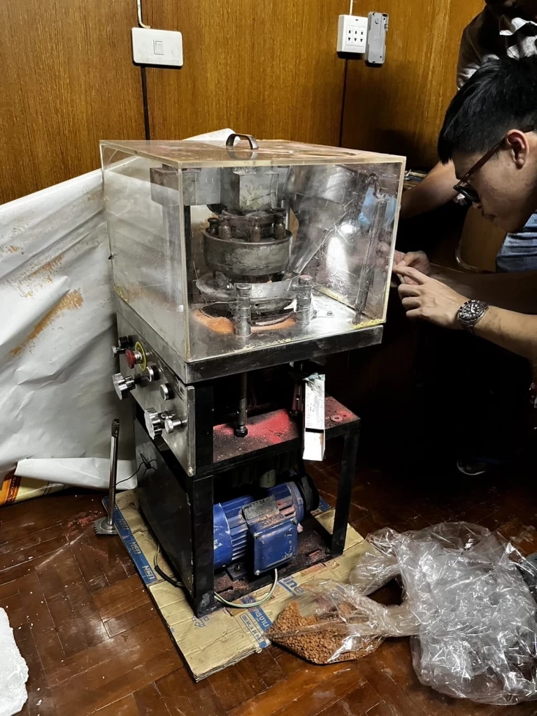 ทลายแหล่งผลิตยาบ้า กลางเมืองสุพรรณบุรี ยึดแท่นปั๊ม-ยาบ้า 5 ล้านเม็ด