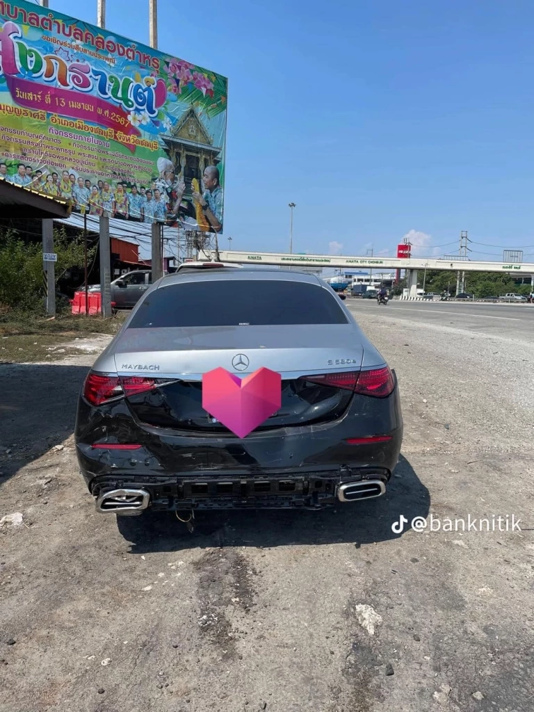 ช๊อกแทน "น้องออนิว" เสยท้ายเบนซ์ "S580e Maybach" สีทูโทน มูลค่า 11.2 ล้าน