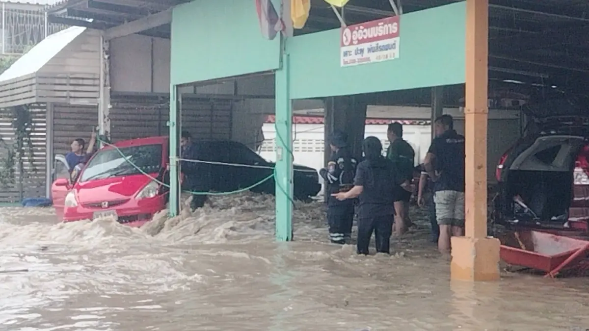 ฝนถล่มศรีราชา น้ำท่วมรอการระบายหลายจุด เจ้าหน้าที่รุดช่วยเหลือ