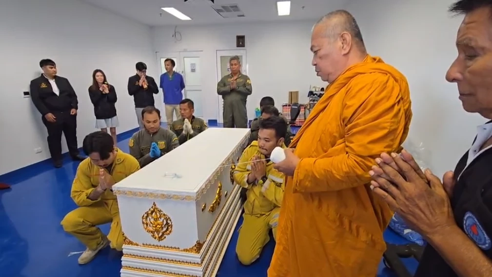 ครอบครัวนำร่าง น.ส.หมิง ไปประกอบพิธีทางศาสนาที่บ้านเกิด