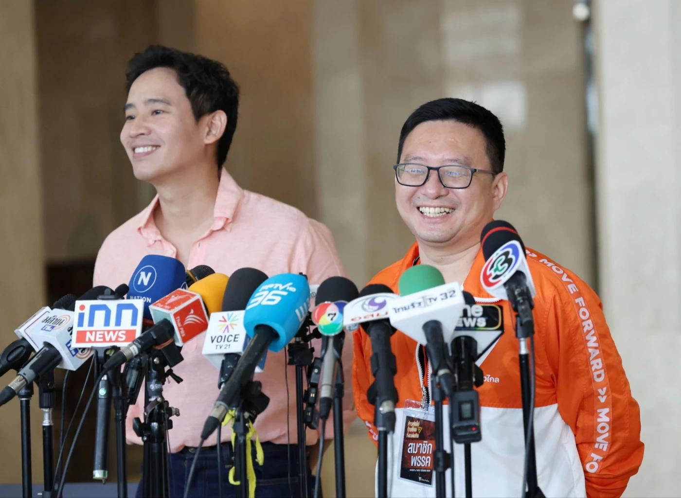 นายพิธา ลิ้มเจริญรัตน์ และนายชัยธวัช ตุลาธน หัวหน้าพรรคก้าวไกล