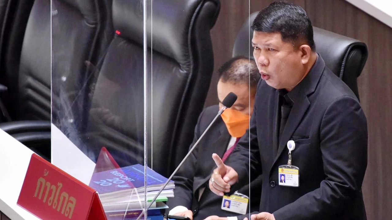 นายสุเทพ อู่อ้น สส.บัญชีรายชื่อ พรรคก้าวไกล และรองประธานกรรมาธิการแรงงาน