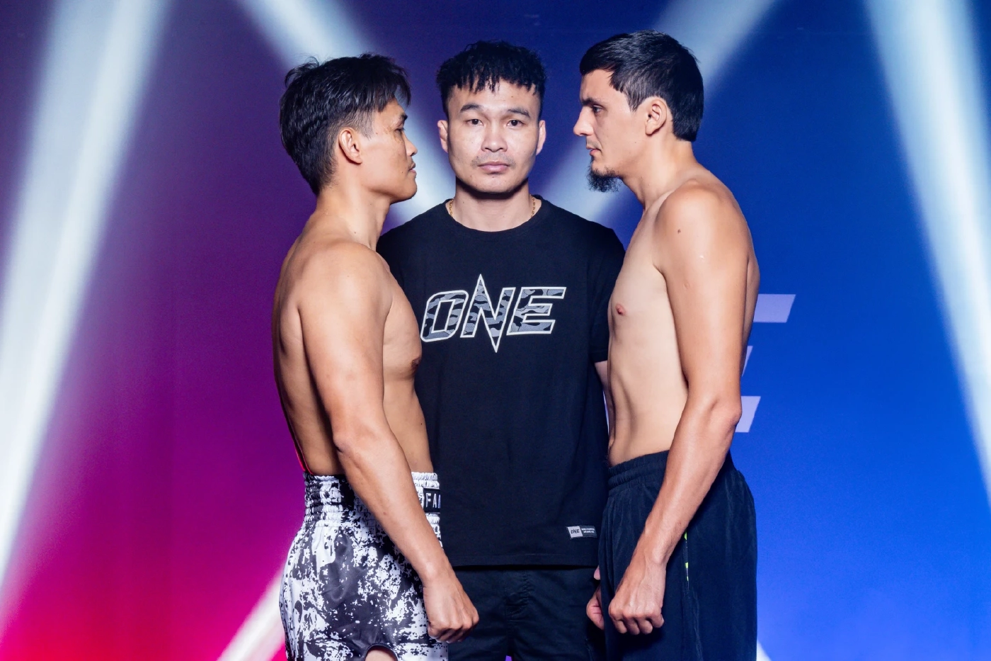 ชั่งน้ำหนักผ่านฉลุย! "พระจันทร์ฉาย" ปะทะ "โจนาธาน" ศึก ONE ลุมพินี 68 คืนนี้