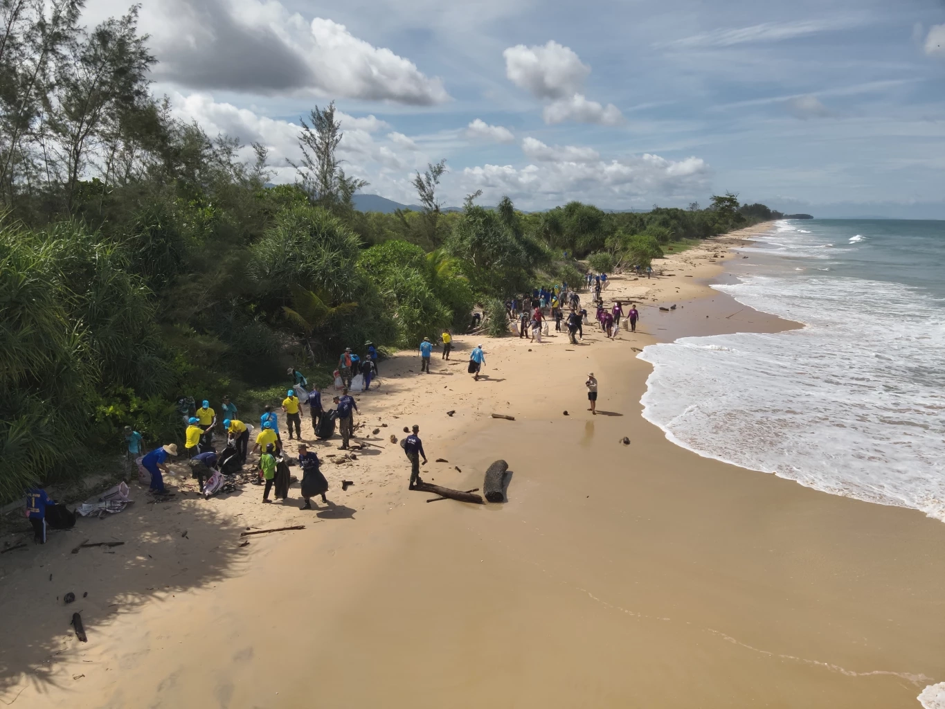 รวมพลังเก็บขยะชายหาด ปลูกต้นไม้ 200 ต้น ที่เขาหน้ายักษ์ รับวันทะเลโลก