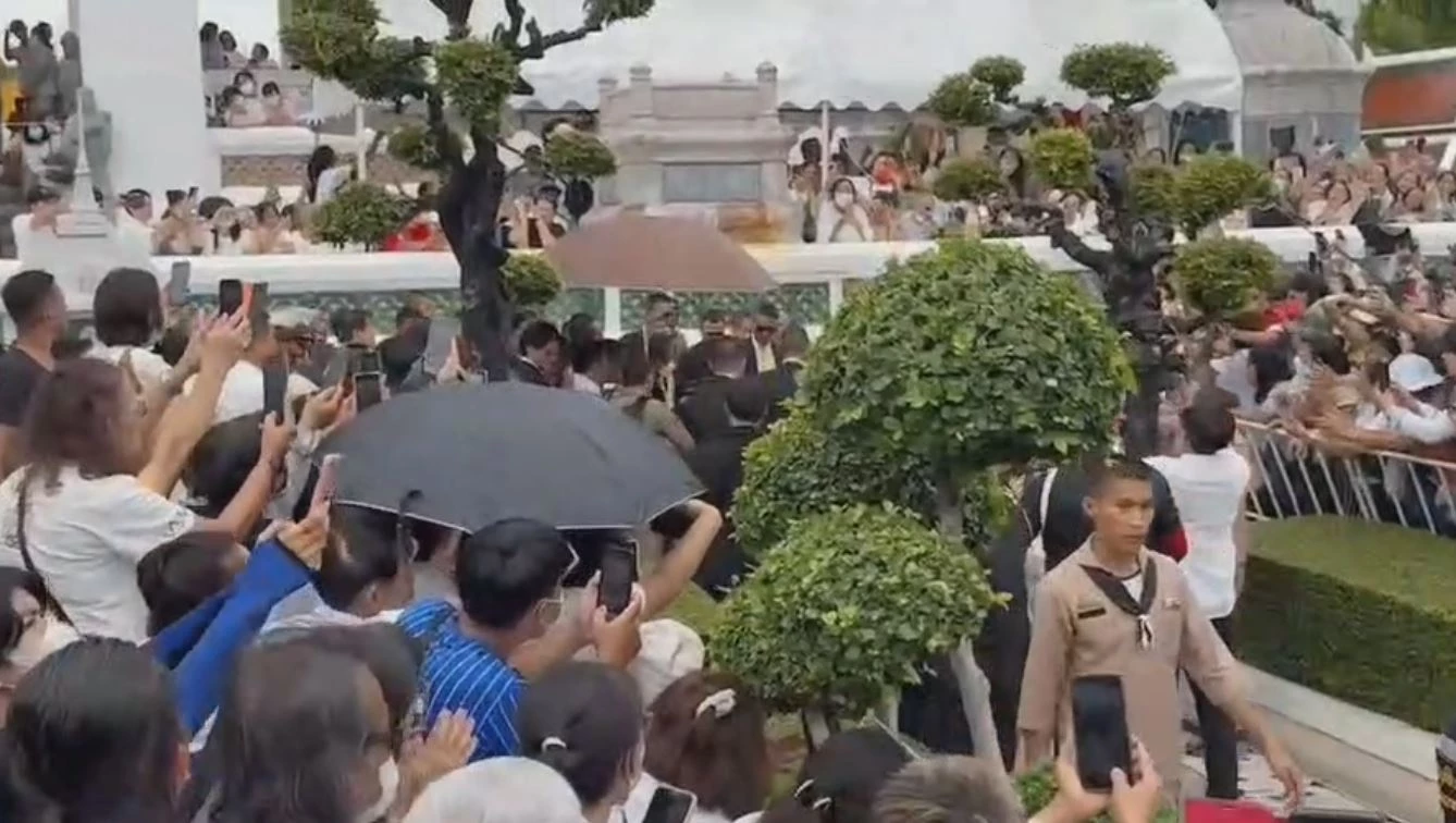 คลื่นศรัทธาหลั่งไหล พุทธศาสนิกชน แห่กราบไหว้ \"หลวงปู่ศิลา\" แน่นวัดสุทัศน์ (มีคลิป)