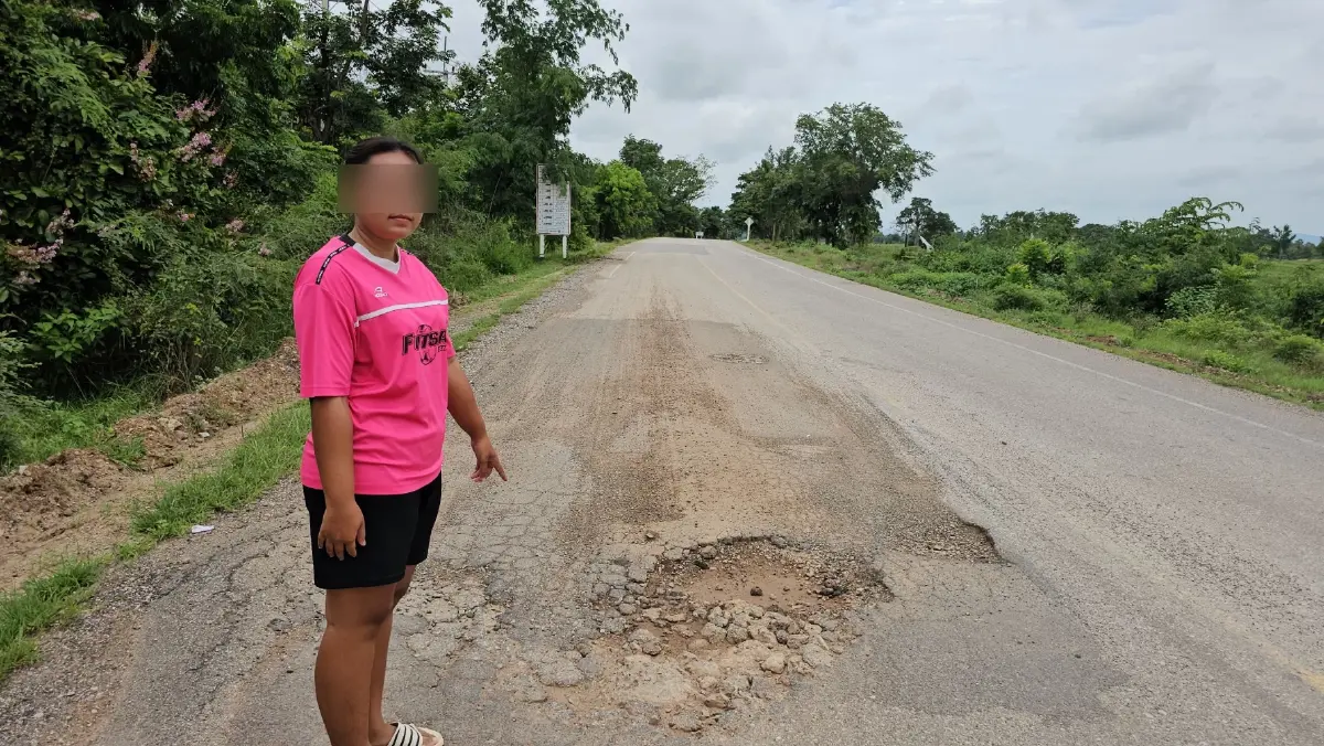 ชาวบ้าน ปลูกมันสำปะหลังกลางถนน ประชดถนนพังเพราะรถบรรทุก