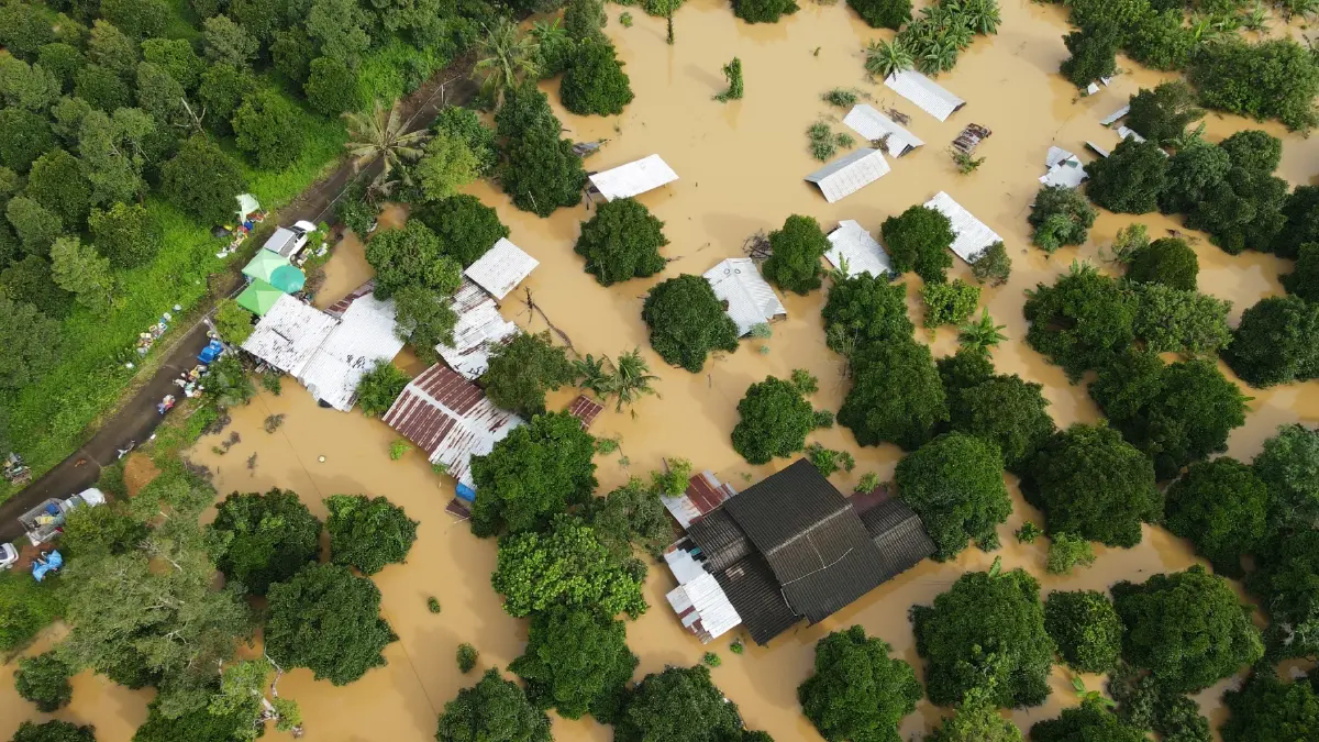 ตราด โรงเรียนหลายแห่งปิดชั่วคราว หลังบ้านนักเรียนถูกน้ำท่วม