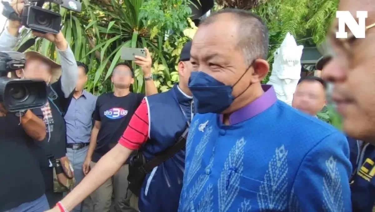 ภาพขณะตำรวจเข้าจับกุมนายศรีสุวรรณ ที่หน้าบ้าน