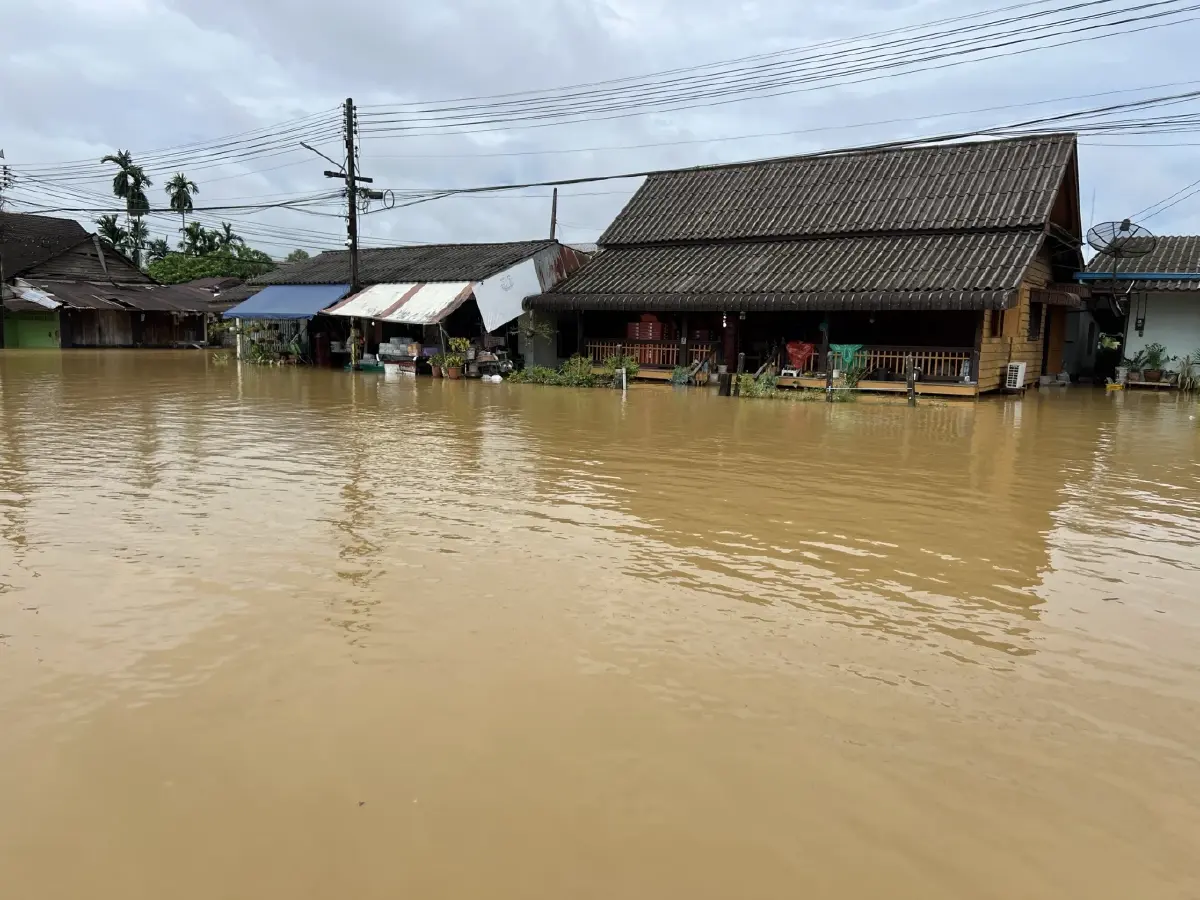 ตราด โรงเรียนหลายแห่งปิดชั่วคราว หลังบ้านนักเรียนถูกน้ำท่วม