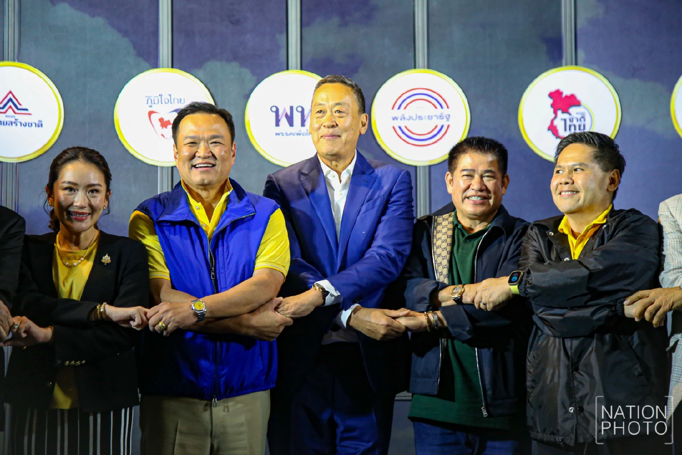 (ประมวลภาพ) นายกฯ โชว์รัฐบาลแน่นปึ้ก! ทะลุ 314 เสียง