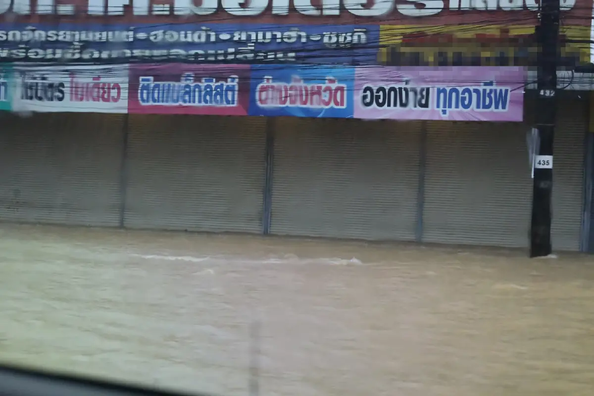 เมืองตราดอ่วม ฝนถล่มทั้งวันทั้งคืน ทำน้ำทะลักท่วมเมือง-บ้านเรือนประชาชน