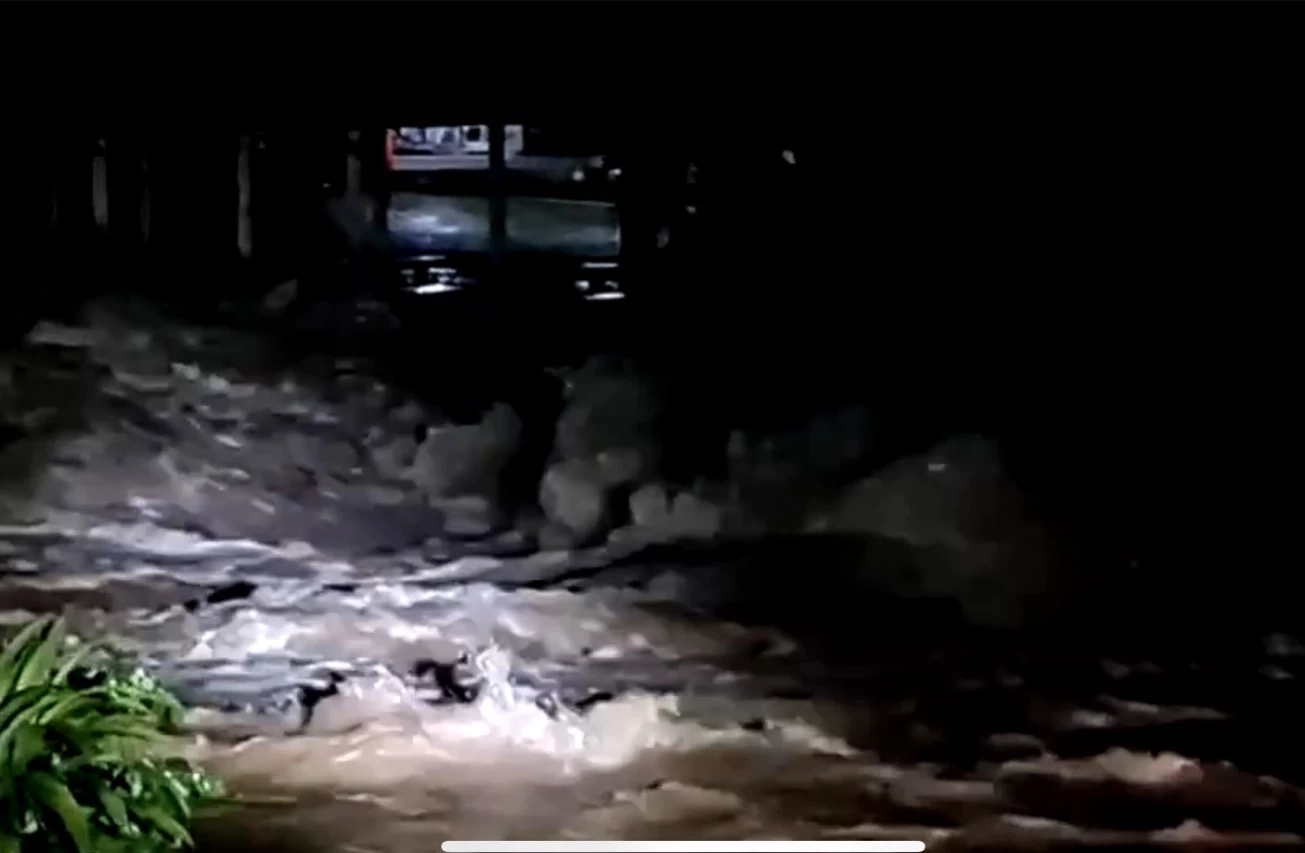 แจ้งเตือนกลางดึก! น้ำป่าไหลทะลัก "น้ำตกนางรอง" ห้าม นทท.ลงเล่นน้ำเด็ดขาด