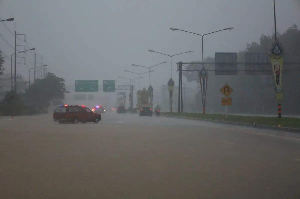 เมืองตราดอ่วม ฝนถล่มทั้งวันทั้งคืน ทำน้ำทะลักท่วมเมือง-บ้านเรือนประชาชน