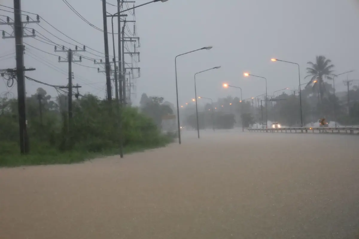 เมืองตราดอ่วม ฝนถล่มทั้งวันทั้งคืน ทำน้ำทะลักท่วมเมือง-บ้านเรือนประชาชน