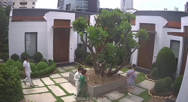 กลุ่มผู้เสียชีวิตขณะรวมที่ในห้องที่เกิดเหตุ