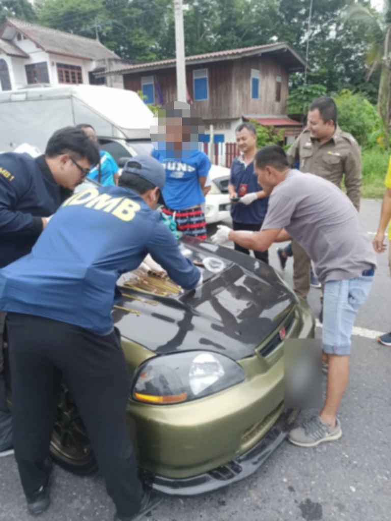 ภาพขณะเจ้าหน้าที่ตำรวจจับกุมนายพงษ์ศธร หรือ บาส 