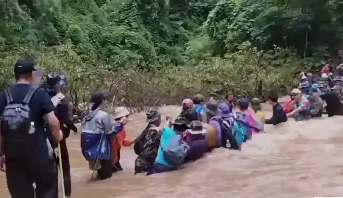 ระทึก ทีมแพทย์ พอ.สว. ฝ่าน้ำป่าช่วยชาวบ้าน