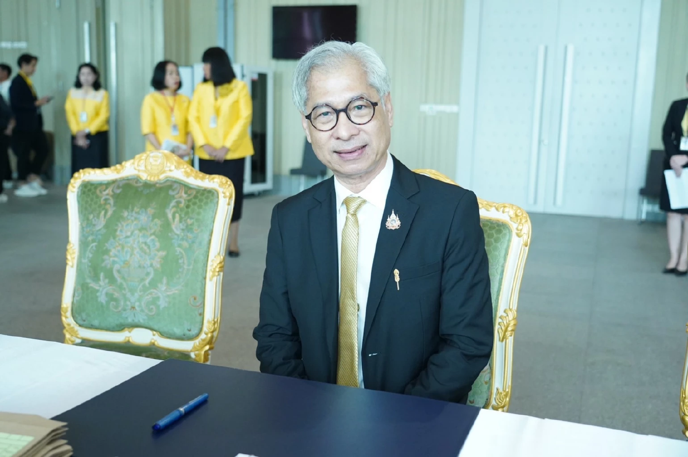 สว.บุรีรัมย์-สุรินทร์ แห่รายงานตัววันแรก