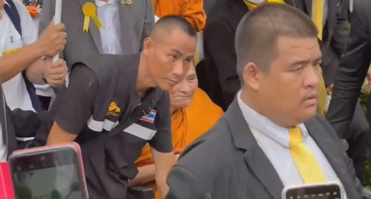 คลื่นศรัทธาหลั่งไหล พุทธศาสนิกชน แห่กราบไหว้ \"หลวงปู่ศิลา\" แน่นวัดสุทัศน์ (มีคลิป)
