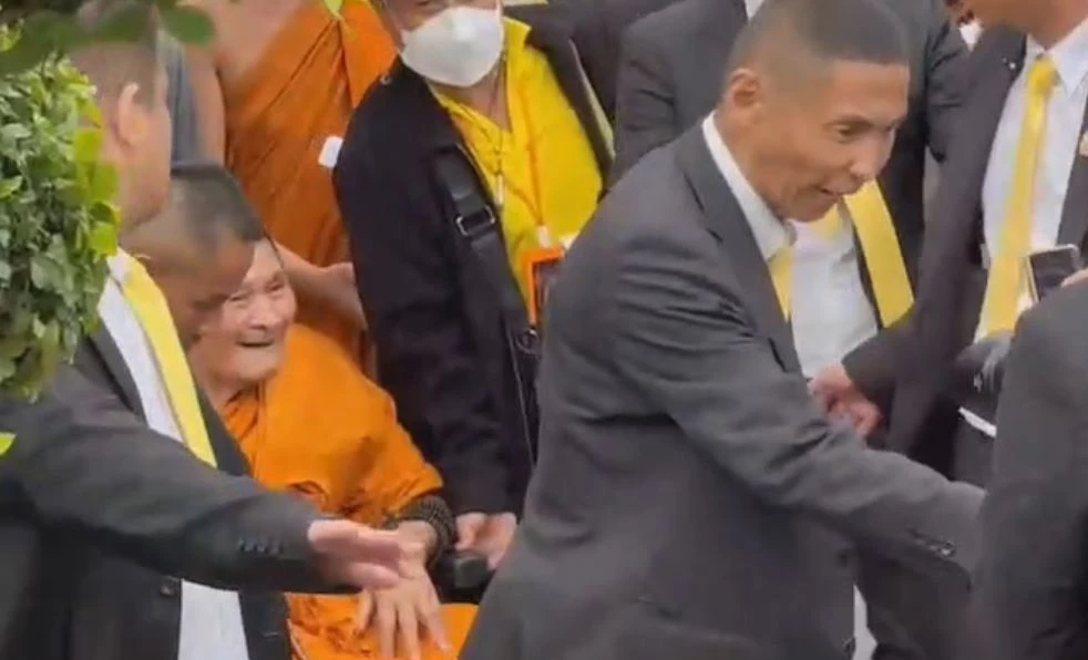 คลื่นศรัทธาหลั่งไหล พุทธศาสนิกชน แห่กราบไหว้ \"หลวงปู่ศิลา\" แน่นวัดสุทัศน์ (มีคลิป)