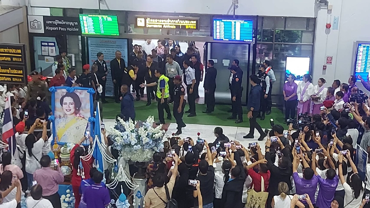 "ทักษิณ" บินถึง จ.เชียงราย มวลชนแห่ต้อนรับล้นหลาม