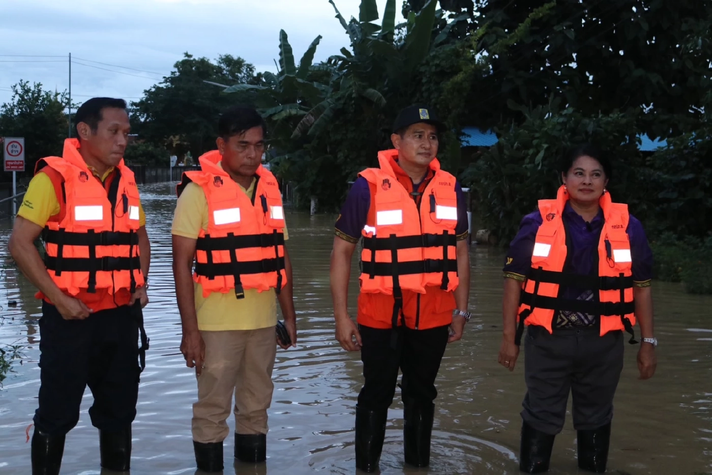 ผู้ว่าฯน่าน ลงพื้นที่น้ำท่วม บูรณาการเร่งช่วยเหลือผู้ประสบภัย (มีคลิป)