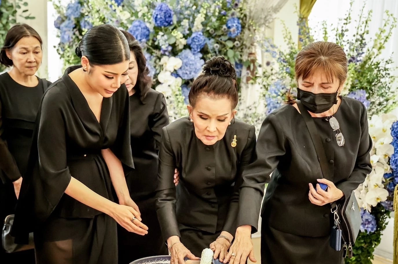 ใจสลาย "เพชรา เชาวราษฎร์" ร่ำไห้ บอกลาสามีครั้งสุดท้าย