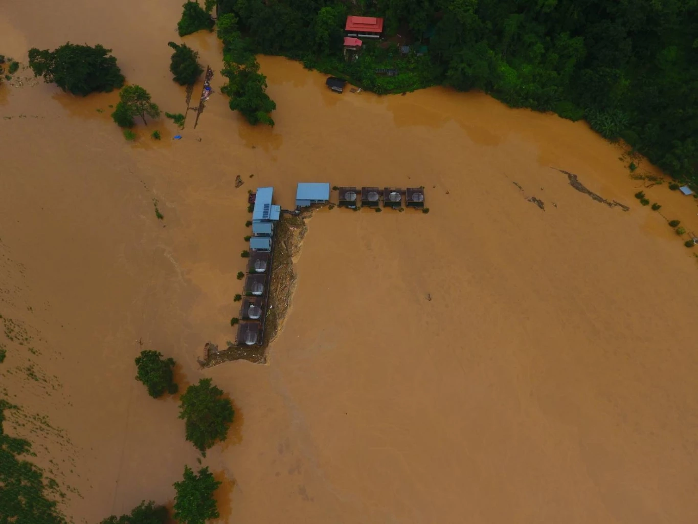เร่งช่วย! นักท่องเที่ยว 6 ชีวิตติดในรีสอร์ต ฝนถล่ม น้ำทะลักท่วม อ.ปางมะผ้า
