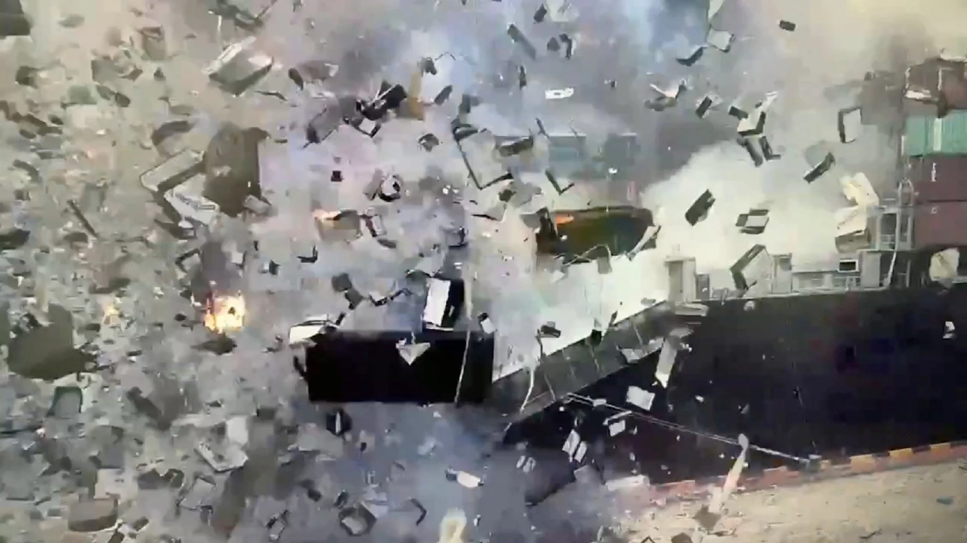 ระเบิดสนั่นบนเรือสินค้าบรรทุกวัตถุอันตรายที่ท่าเรือในจีน