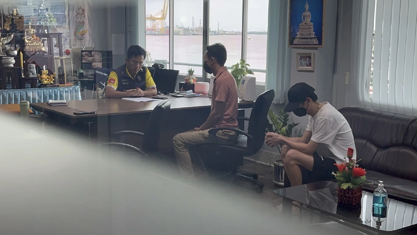 ดาราหนุ่มหน้าเครียดให้ปากคำคดีเจ็ทสกี ไม่ยอมตอบคำถามสื่อ