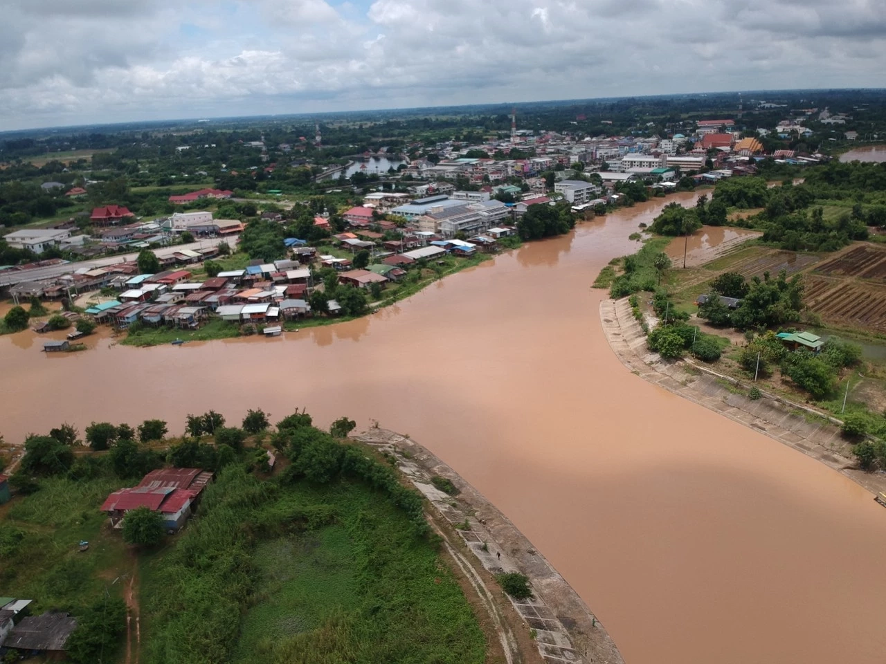 น้ำจากคลองเมม หลากเข้าท่วมชุมชนบ้านคลองวังมะขาม กระทบ 26 หลังคาเรือน