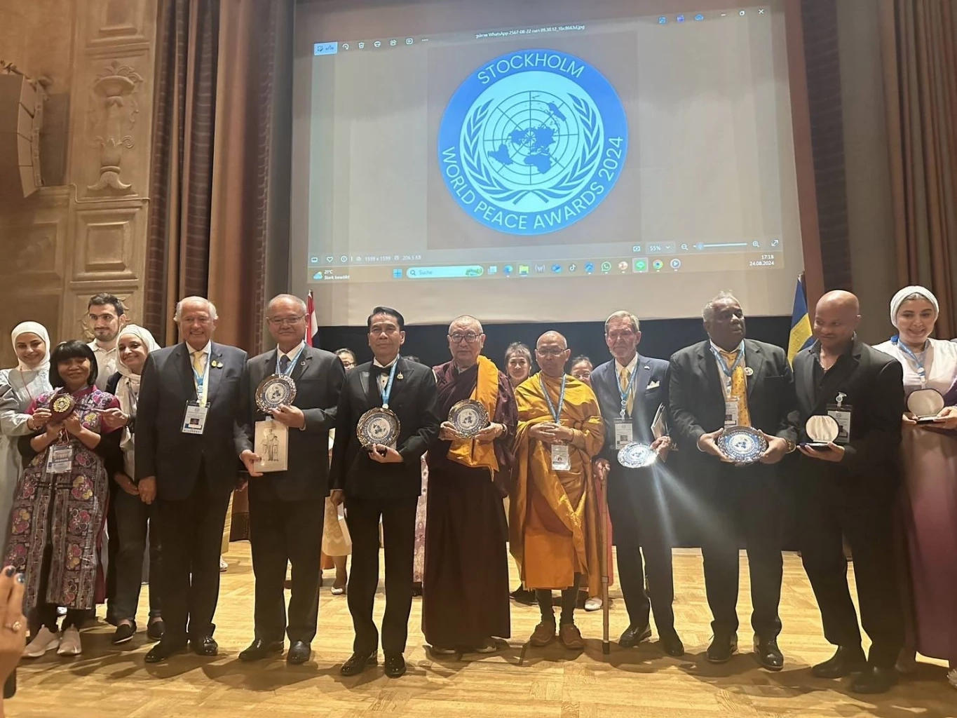 “บิ๊กทิน” รับรางวัลทูตสันติภาพโลก จากภูมิหลังครูบ้านนอก สู่ รมว.กลาโหม