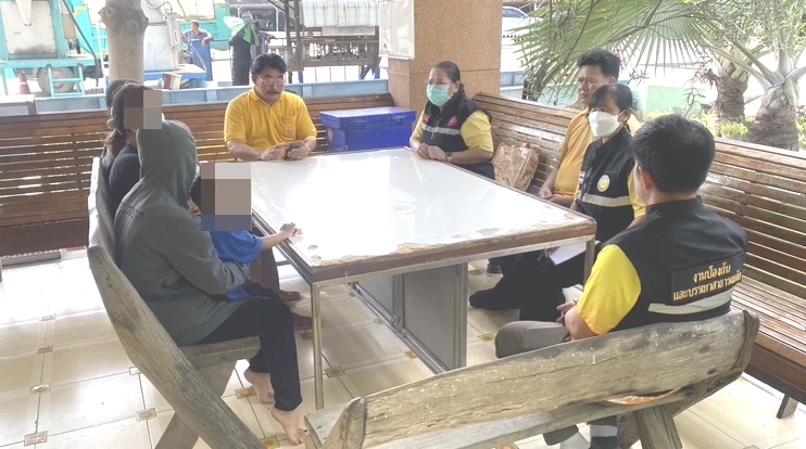 อีกแล้ว! แม่วัยใสอุ้มทารกดูดพอตโชว์โซเชียล มีลูกเพื่อนวัย 2 ขวบ ร่วมดูดด้วย