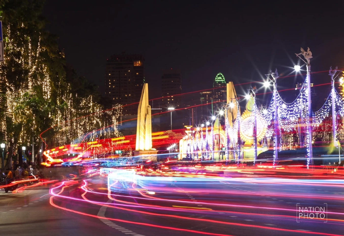 ประดับไฟ เฉลิมพระเกียรติ "พระบรมราชชนนีพันปีหลวง" ตลอดแนวถนนราชดำเนิน