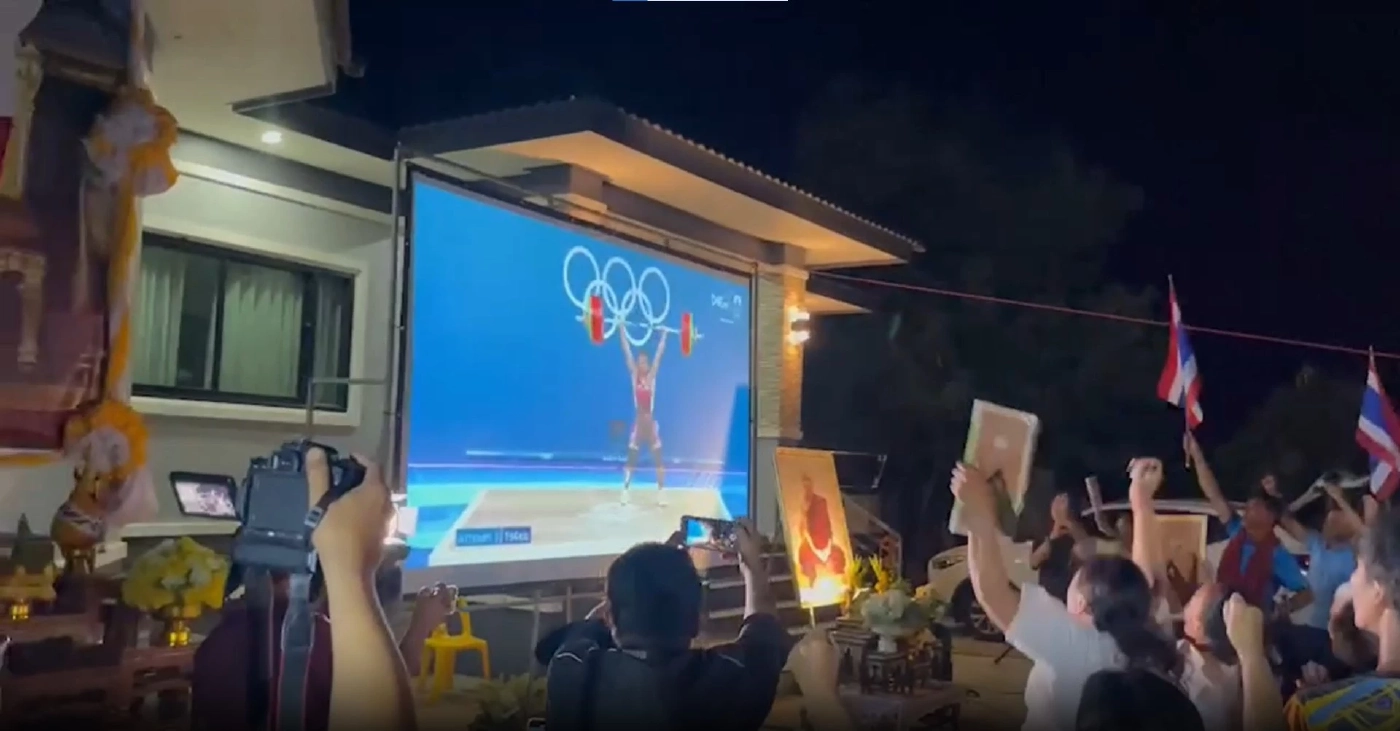 เปิดใจ พ่อ-แม่ "น้องเวฟ" ดีใจทั้งน้ำตา ลูกชายคว้าเหรียญเงินโอลิมปิกสำเร็จ