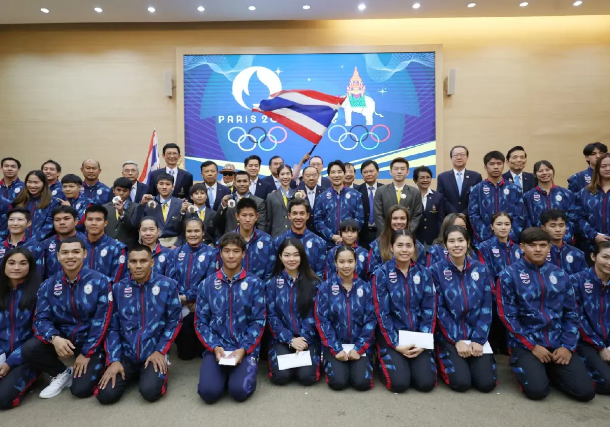 ฮีโร่โอลิมปิกขึ้นขบวนแห่ฉลอง แฟนกีฬาร่วมยินดีชื่นมื่น