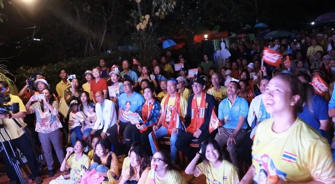 แฟนคลับชาวสุราษฎร์ฯ  ร่วมเป่าเค้ก อวยพรวันเกิด “เทนนิส”