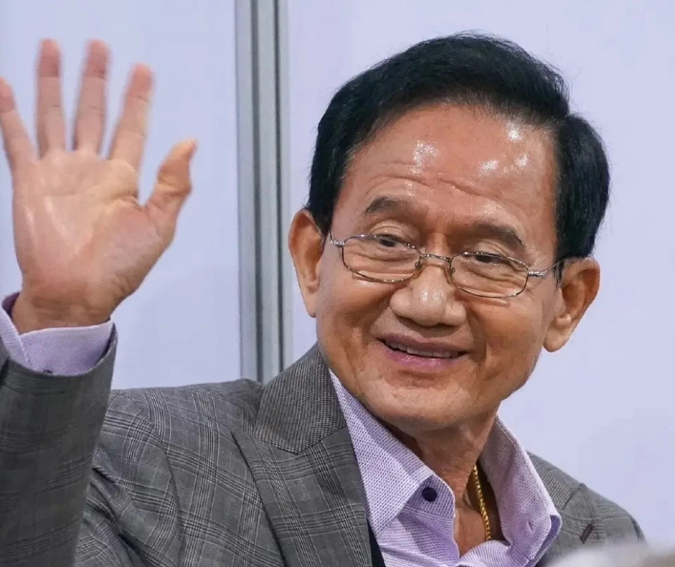 สมชาย วงศ์สวัสดิ์  อดีตนายกรัฐมนตรี คนที่ 26   ในฐานะ น้องเขข ทักษิณ ชินวัตร 