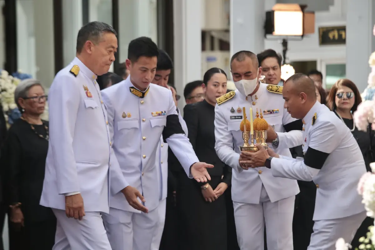 โปรดเกล้าฯ"พล.อ.สุรยุทธ์" ประธานองคมนตรี  พระราชทานเพลิงศพ "ชดช้อย ทวีสิน"