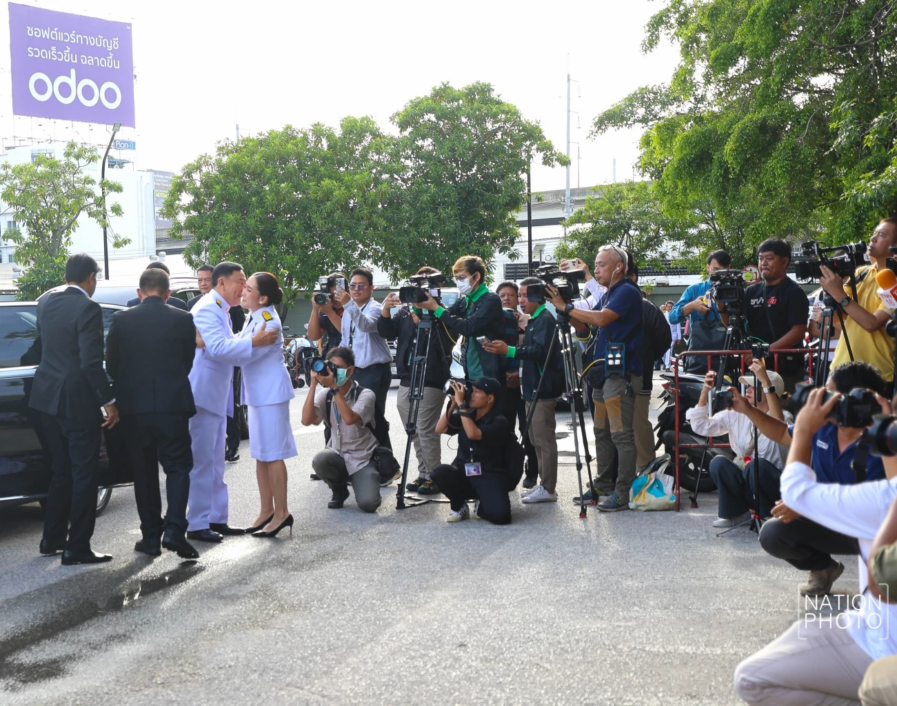 สุดปลื้ม "ทักษิณ" โอบกอด "แพทองธาร" ร่วมยินดีนั่งเก้าอี้"นายกฯคนที่31"