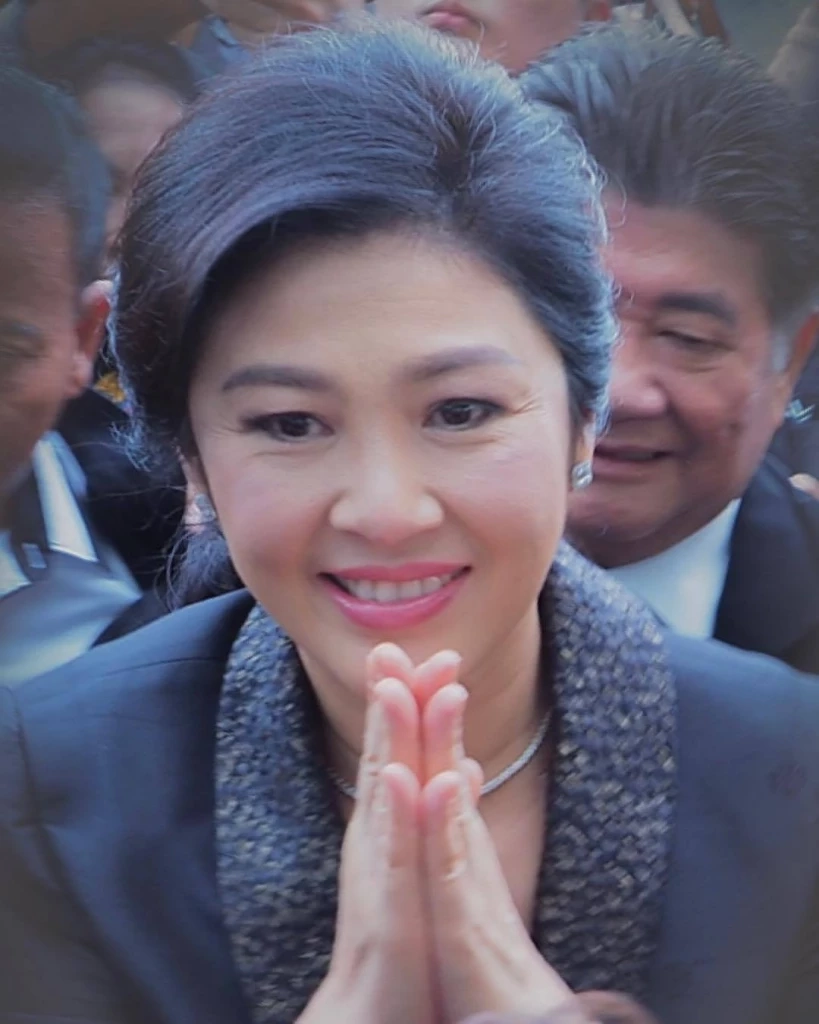 ยิ่งลักษณ์ ชินวัตร  อดีตนายกรัฐมนตรี น้องสาว ทักษิณ  เป็นอดีตนายกฯคนที่ 28