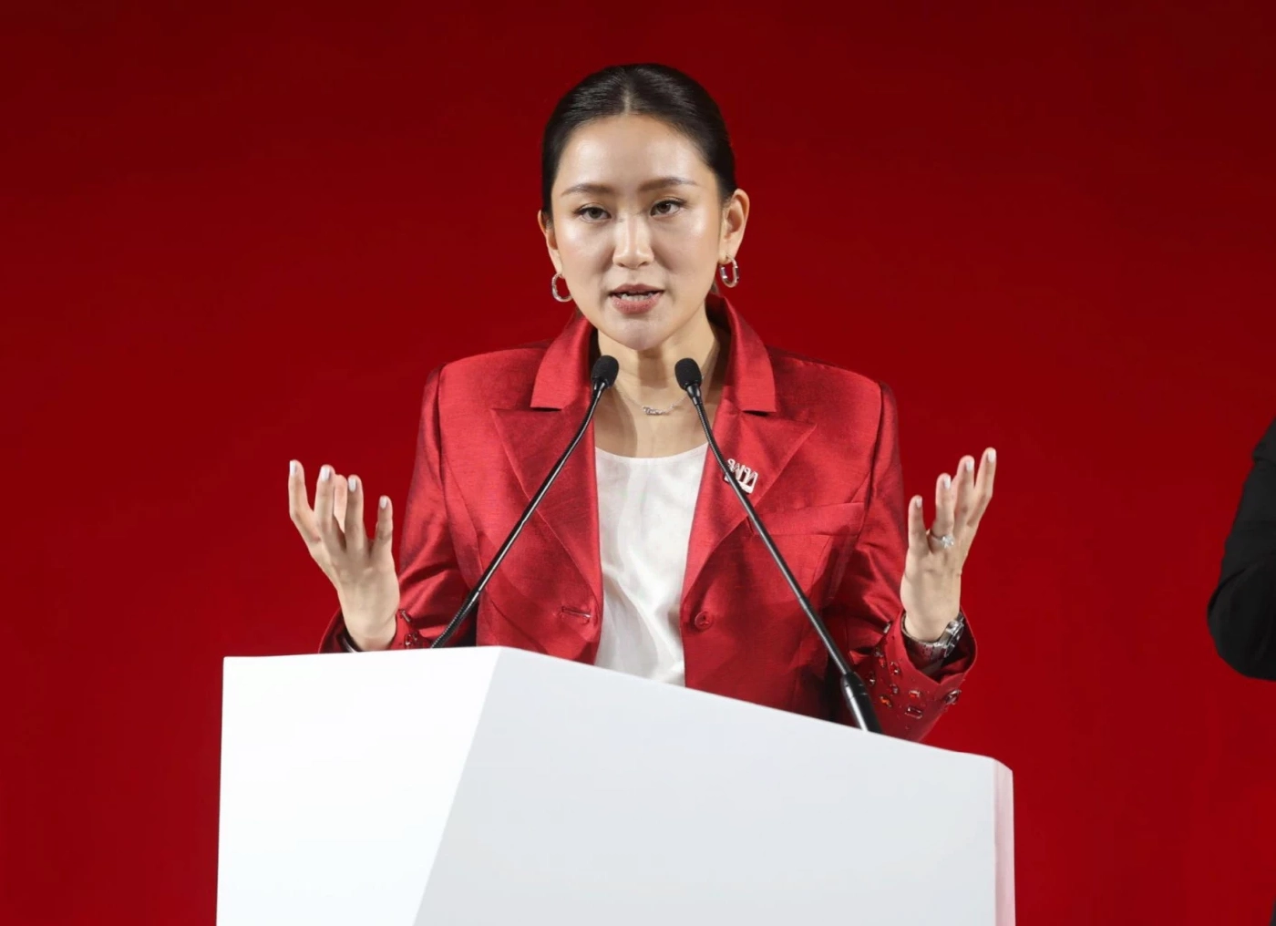 นักร้องขยับ ไล่สับ “อุ๊งอิ๊ง” เมื่อเส้นทางนายกฯไม่ได้โรยด้วยกลีบกุหลาบ