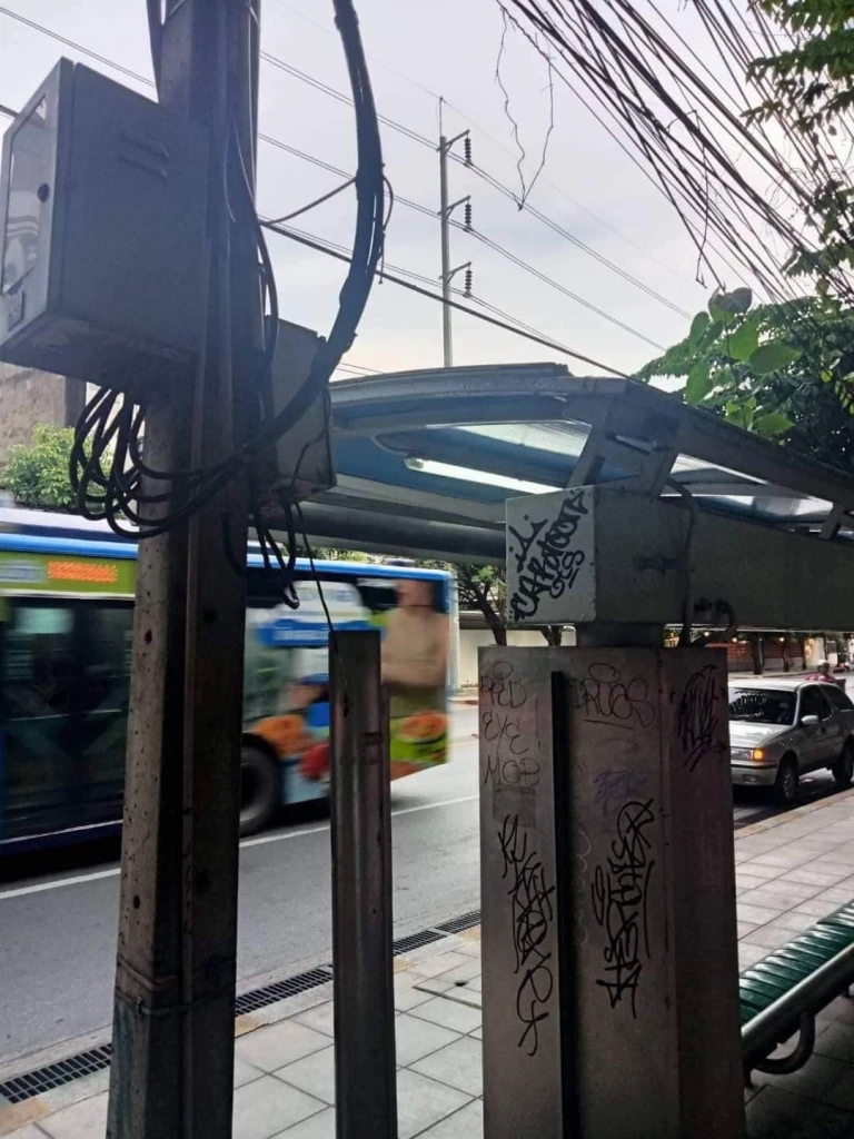 รองผู้ว่าฯ กทม.ลงตรวจป้ายรถเมล์ไฟฟ้ารั่วดูดเด็ก 11 ขวบ บาดเจ็บ (มีคลิป)